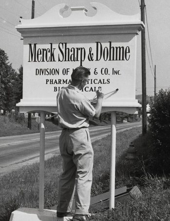男子将标牌改为“Merck Sharp & Dohme”