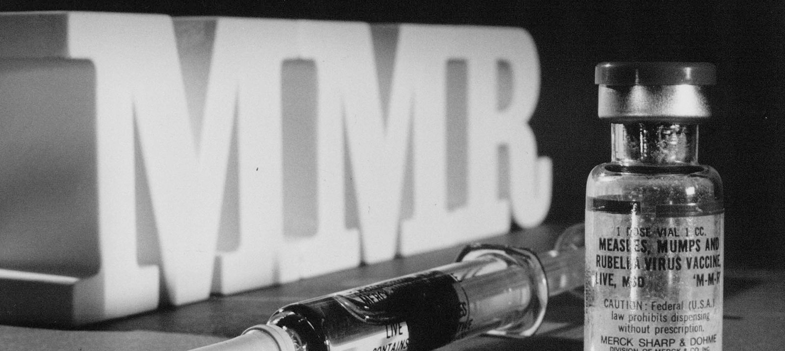 带注射器的 MMR 疫苗瓶