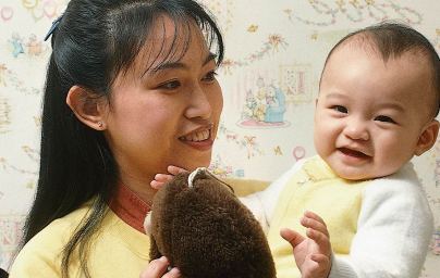 抱着婴儿玩耍的女人